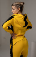 Kill Bill yellow jumpsuit, back view: hourglass silhouette, cult-film look | THE ONE