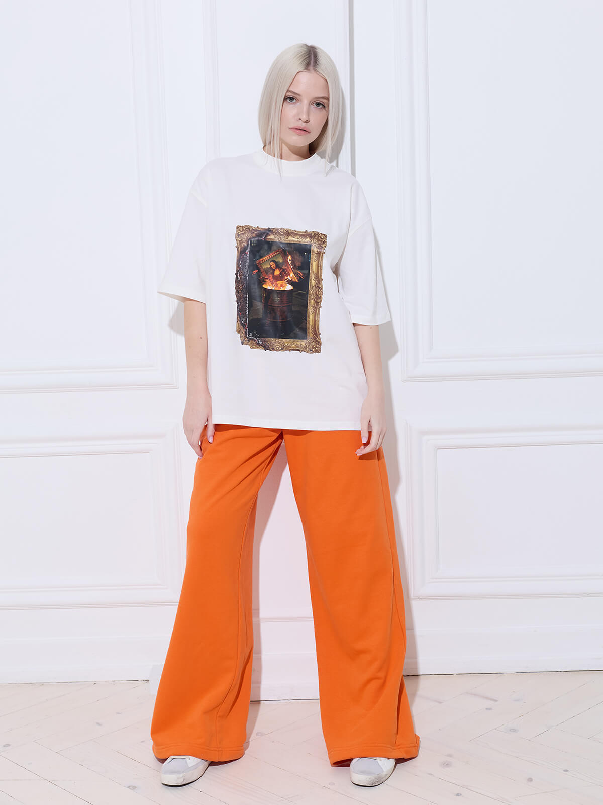 T-shirt Mona on Fire white