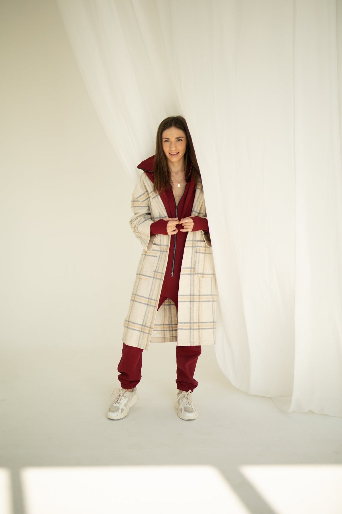 Ninja wine jumpsuit with a checked coat: layered city look | THE ONE