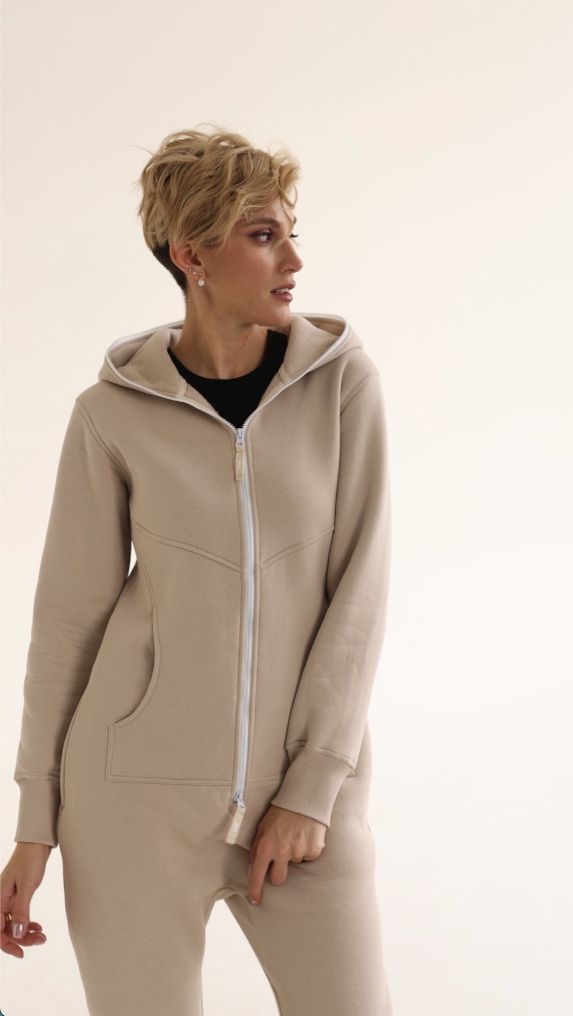 Original beige jumpsuit close-up: white zipper and pockets | THE ONE