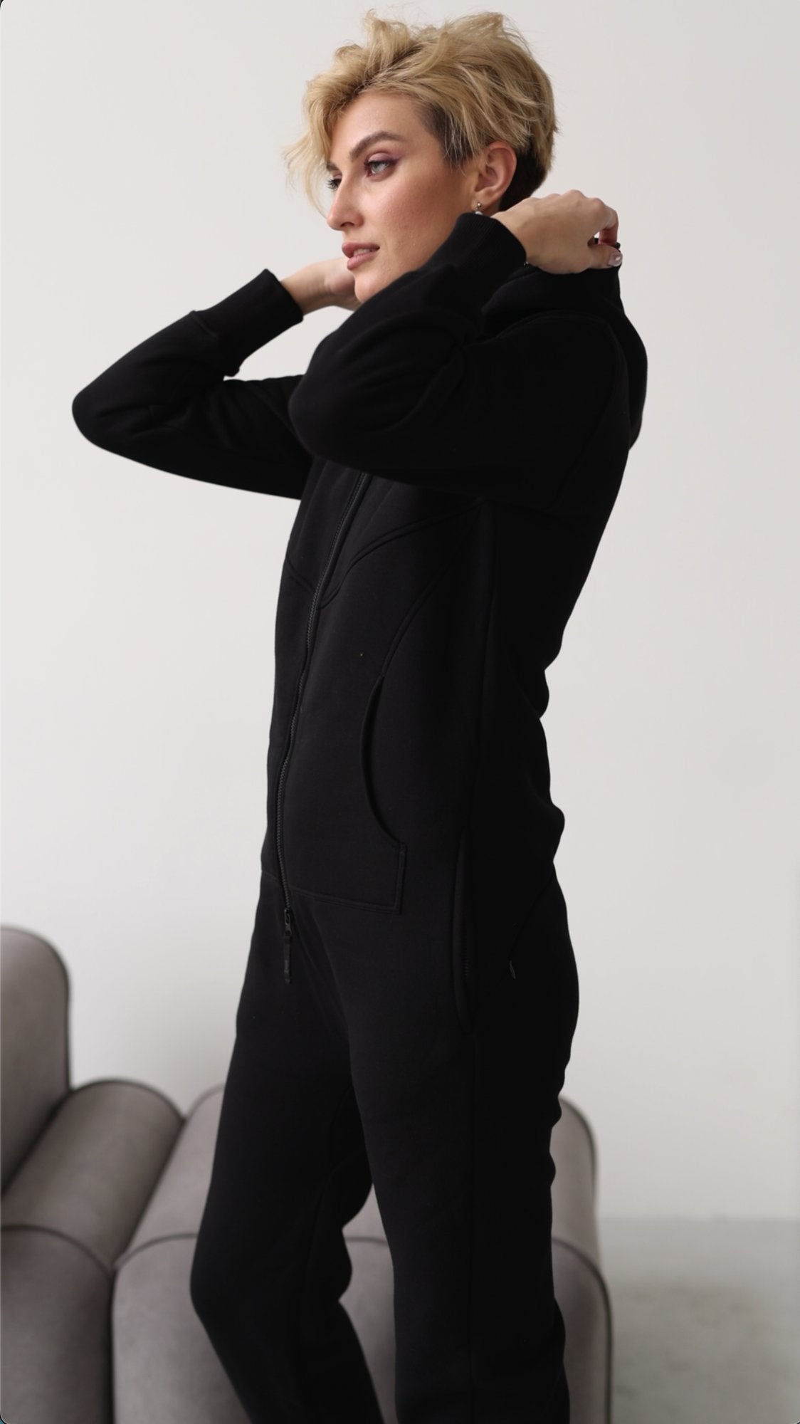 Original black jumpsuit, side view: hourglass silhouette | THE ONE