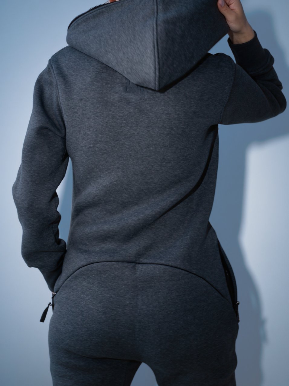 Original graphite jumpsuit with hood, back close-up: one-piece cut | THE ONE