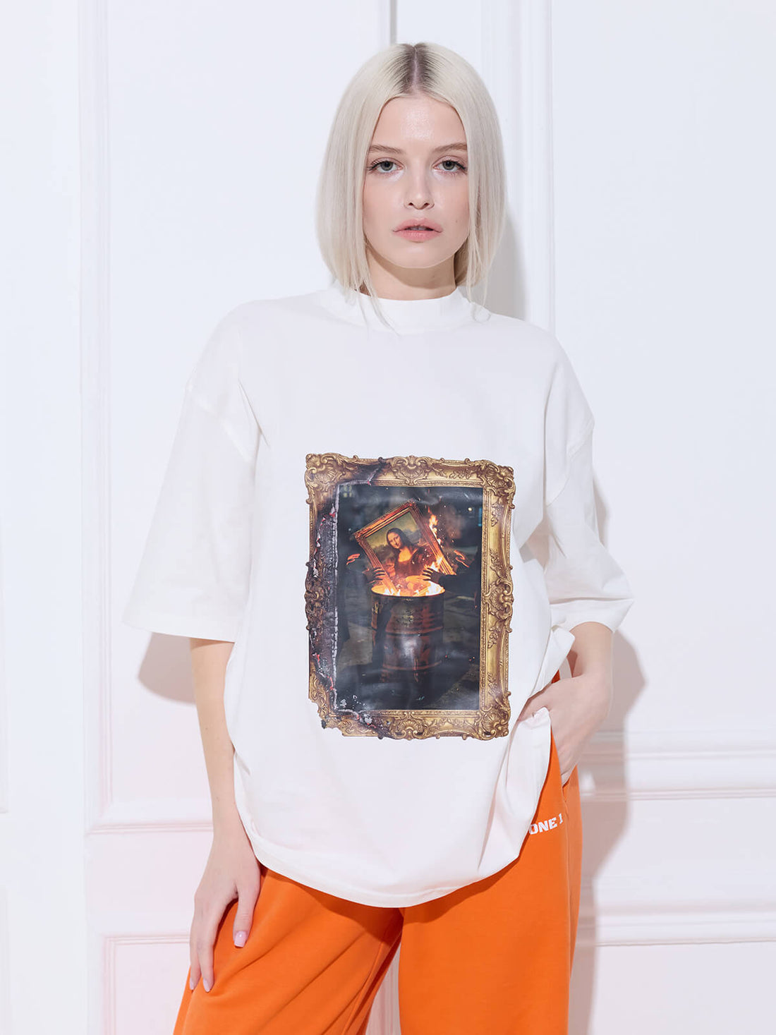 T-shirt Mona on Fire white
